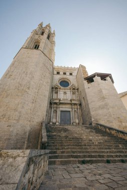 Binanın önünde büyük taş bir heykel.