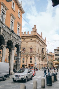 Şehir caddesinde yürüyen bir grup insan.