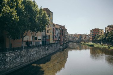 Bir su kütlesinin üzerinde bir köprü