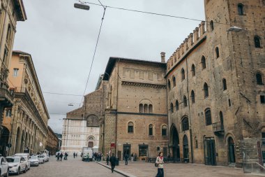 Binanın kenarında saati olan bir kale.