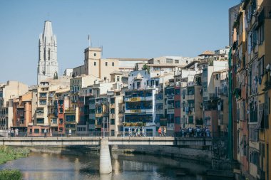 Şehrin içinden akan bir nehir.