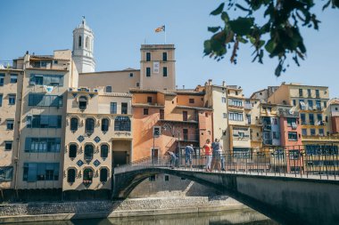 Şehirdeki bir nehirde köprü.