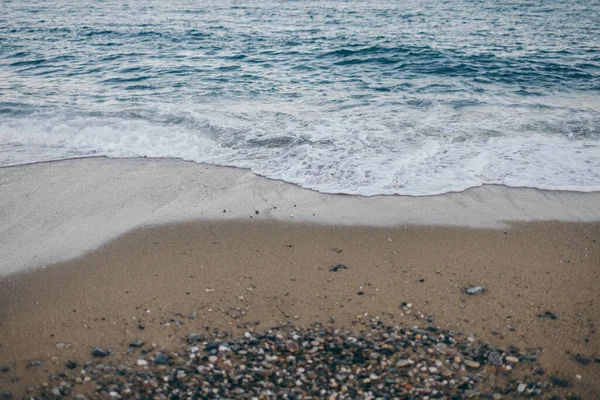 Una spiaggia sabbiosa vicino all'oceano — Foto Stock