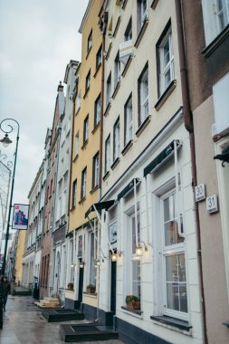 Dar bir şehir caddesi