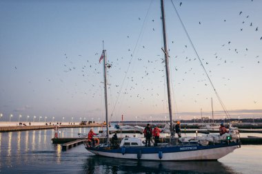 Bir tekne bir su kütlesinin yanına yanaştı.