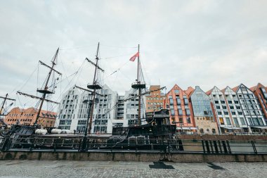 Suda büyük bir gemi.