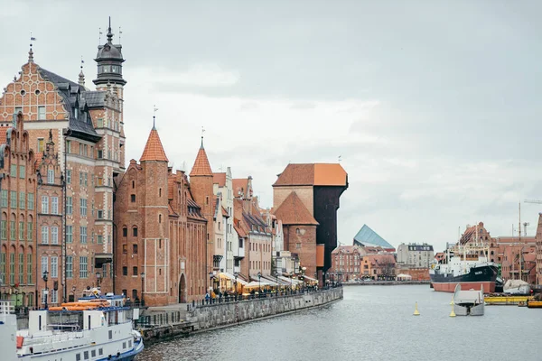 Ein Boot im Wasser mit einer Stadt im Hintergrund — Stockfoto