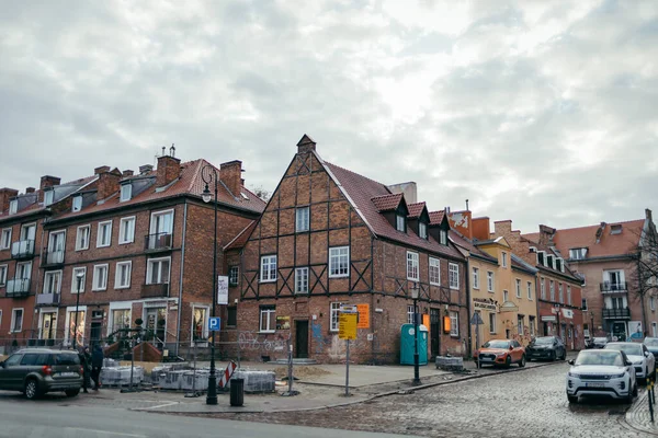 Eine Straße mit Autos, die an der Seite eines Gebäudes geparkt sind — Stockfoto