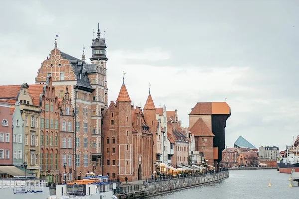 Ein großes Gewässer mit einer Stadt im Hintergrund — Stockfoto