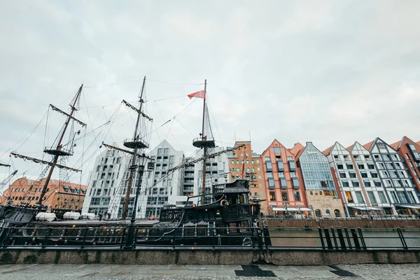 Arka planda büyük bir gemi.