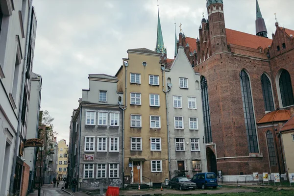 Ein hohes Gebäude in einer Stadt — Stockfoto