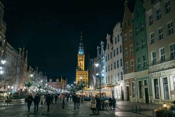 A group of people walking in front of a building — Stock Photo, Image