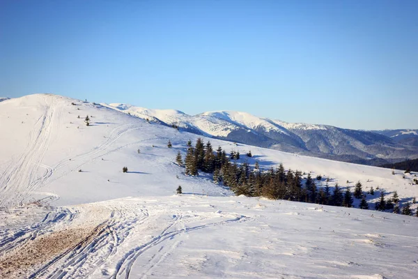 Een besneeuwde berg een reis — Stockfoto