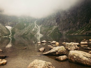 Bir kaya dağının yakınına.