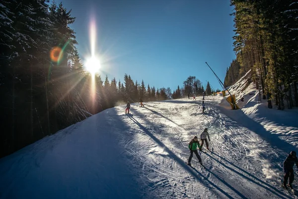 Uma pessoa montando esquis em uma encosta coberta de neve — Fotografia de Stock