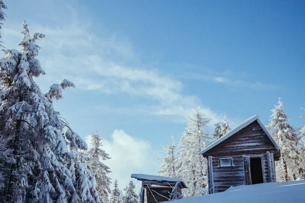 Karla kaplı bir ev. — Stok fotoğraf