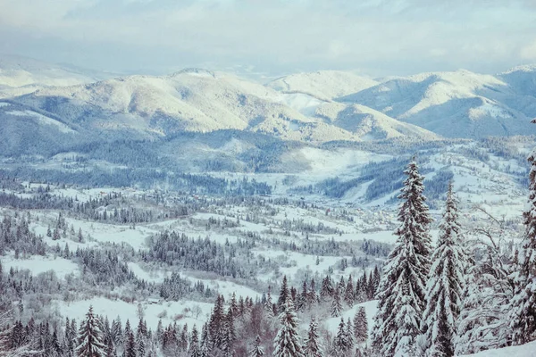 Karla kaplı bir dağ Bir yolculuk — Stok fotoğraf