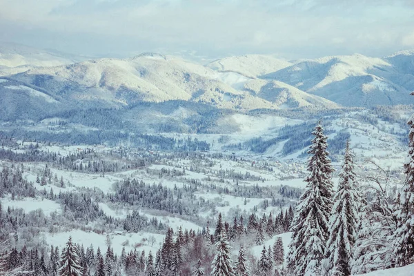 Uma montanha coberta de neve uma viagem — Fotografia de Stock