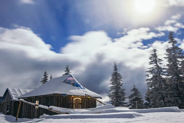 Une maison couverte de neige — Photo