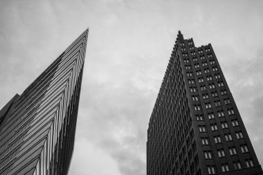 Binanın kenarında saati olan büyük bir kule.