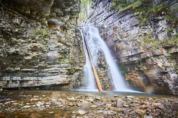 Uma cachoeira em um corpo de água — Fotografia de Stock