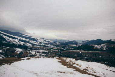 Karla kaplı bir dağ Bir yolculuk