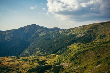 Arka planda büyük bir dağ.