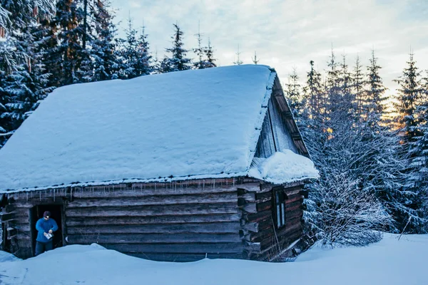 Una casa cubierta de nieve — Foto de Stock