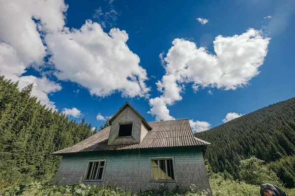 Una casa con una montaña en el fondo —  Fotos de Stock