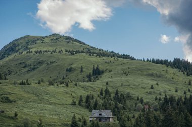 Dağın yamacında bir işaret.