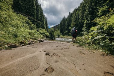 Toprak yolda bisiklet süren bir adam
