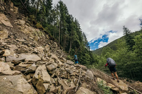 Un uomo in piedi su una collina rocciosa — Foto Stock