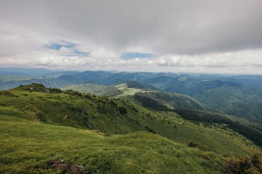 Dağın yamacında bir işaret.