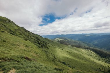 Dağın yamacında bir işaret.