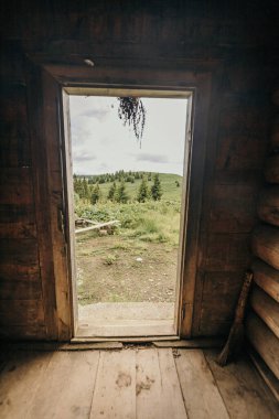 Tahta bir kapı Bir seyahat