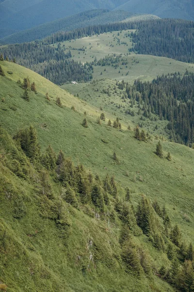 Zbliżenie zbocza wzgórza obok góry — Zdjęcie stockowe