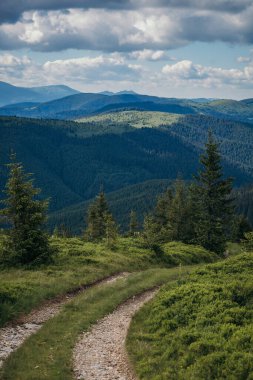 Dağın yamacında bir işaret.