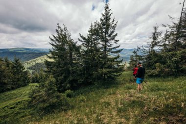 Ormandaki bir grup insan