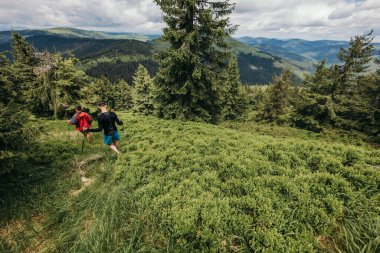 Ormandaki bir grup insan