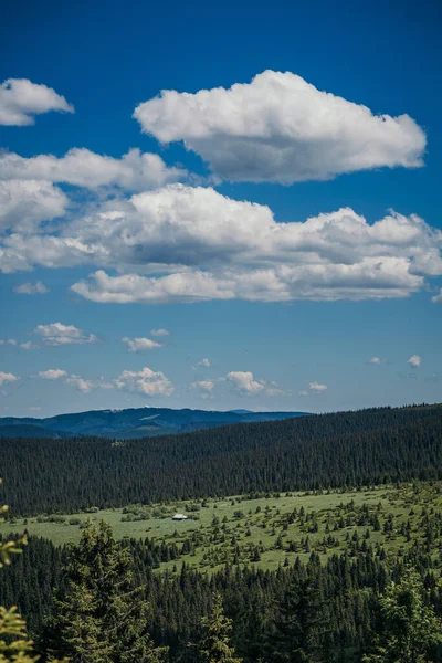 Um homem em pé em frente a uma montanha — Fotografia de Stock