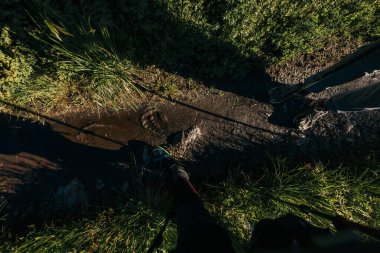 Toprak yolda bir tabela