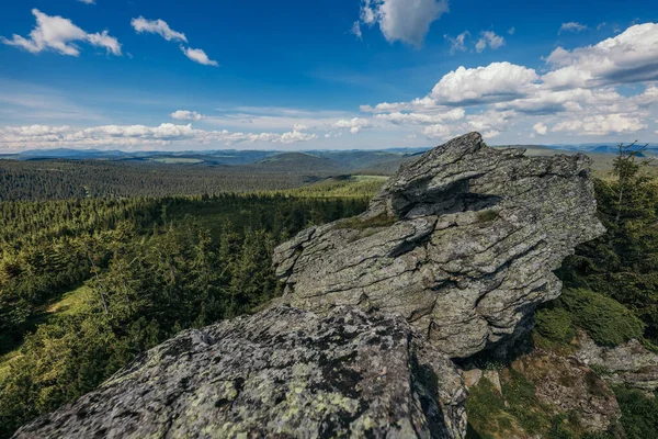 Kilátás egy sziklás hegyre — Stock Fotó