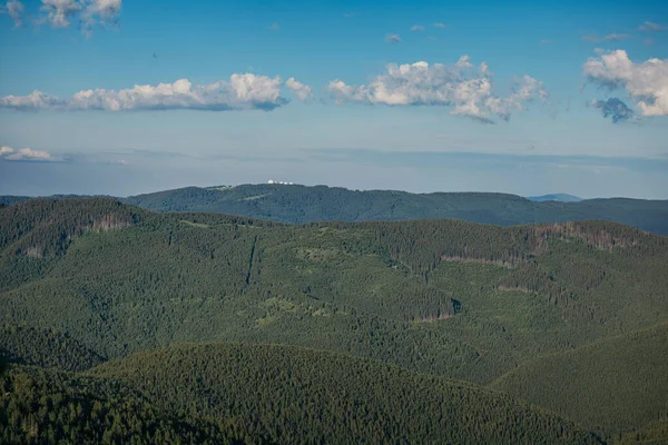 Um sinal no lado de uma montanha — Fotografia de Stock