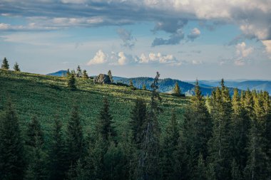 Bulutlu bir günde bir kale