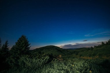 Tepenin kenarında bir tabela