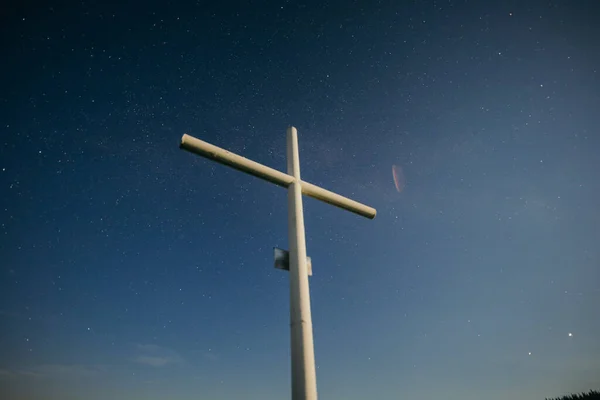 A sign on a pole — Stock Photo, Image