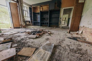 Bir taş binanın yakın çekimi.