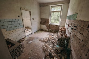 Kirli, eski bir oda yolculuğu.