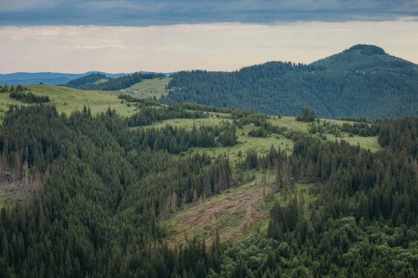 A sign on the side of a mountain — Stock Photo, Image