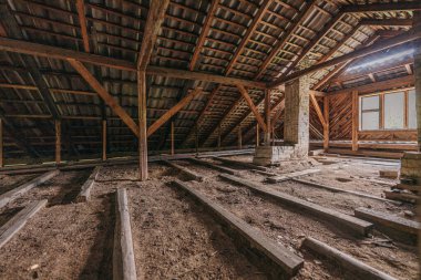 Çelik raylarda büyük uzun bir tren.